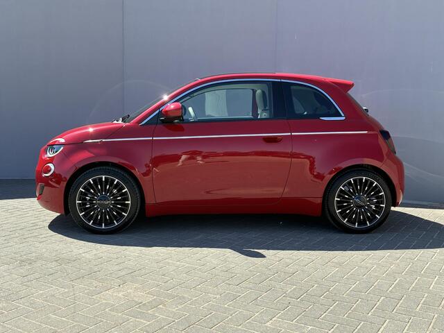 Fiat 500 La Prima 42 kWh / SOH 93% / Apple Carplay/Android Auto / Achteruitrijcamera / Adaptieve Cruise Control / Lichtmetalen Velgen 17" / Navigatie / 3-fase / Snelladen /