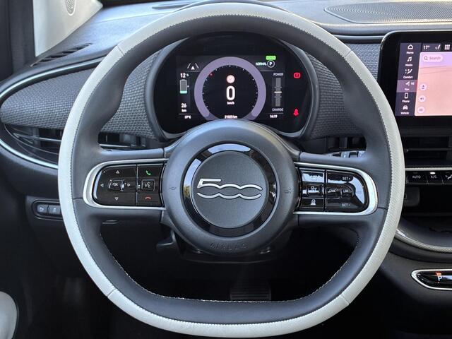 Fiat 500 La Prima 42 kWh / SOH 93% / Apple Carplay/Android Auto / Achteruitrijcamera / Adaptieve Cruise Control / Lichtmetalen Velgen 17" / Navigatie / 3-fase / Snelladen /