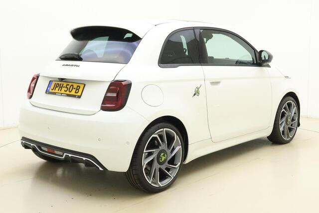 Fiat 500 ABARTH 42 kWh | Sportief | Panoramadak | Keyless | Alcantara lederen bekleding | 17" Lichtmetalen velgen | Camera | Navigatie