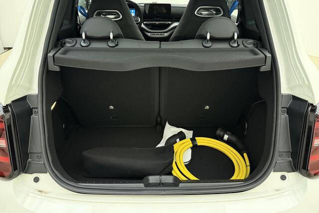 Fiat 500 ABARTH 42 kWh | Sportief | Panoramadak | Keyless | Alcantara lederen bekleding | 17" Lichtmetalen velgen | Camera | Navigatie