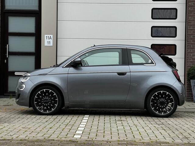 Fiat 500C La Prima 42 kWh Automaat Cabriolet / Incl BTW / 120 PK / Apple CarPlay / Achteruitrijd Camera / Navigatie / 17" LM Velgen / Leder Int / LED / 1e Eigenaar!