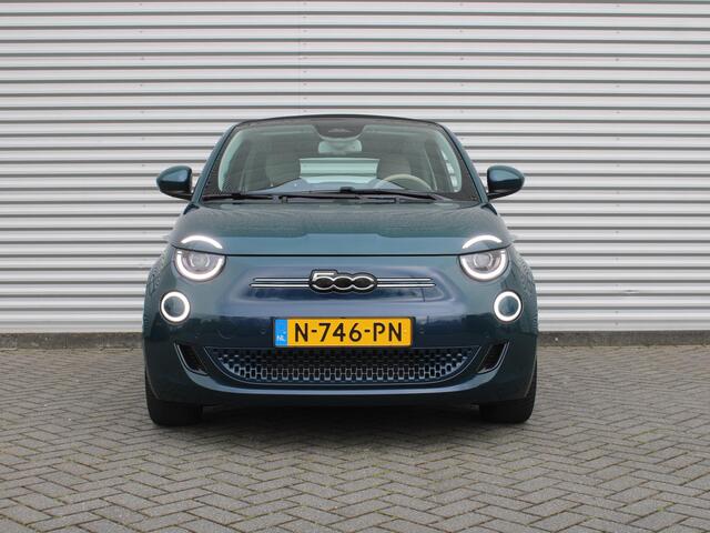 Fiat 500C La Prima 42 kWh | Schuifdak | Stoelverwarming | Camera | Dodehoek detectie | LED | Cruise adapt. | 17" LM | Draaloze telefoonlader | Carplay | Navi |