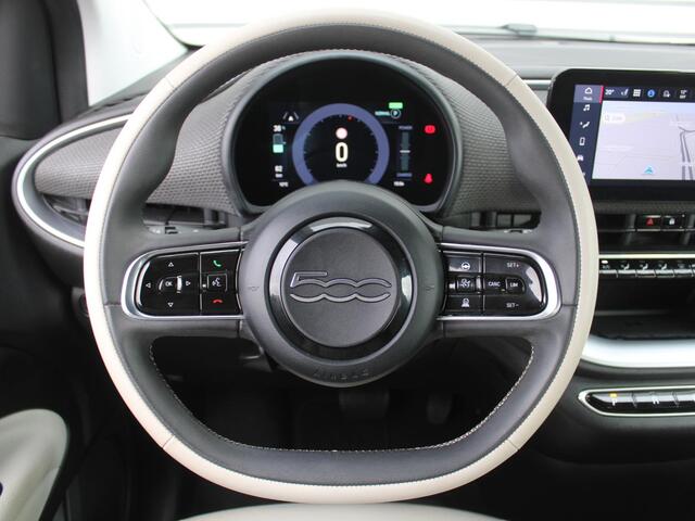Fiat 500C La Prima 42 kWh | Schuifdak | Stoelverwarming | Camera | Dodehoek detectie | LED | Cruise adapt. | 17" LM | Draaloze telefoonlader | Carplay | Navi |