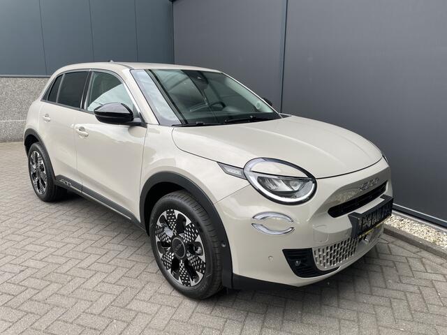 Fiat 600 1.2 Hybrid La Prima Achteruitrijcamera - Airco - Cruise control - Dodehoek detector - Led mistlampen - Navigatie - Parkeersensoren voor en achter - Lichtmetalen velgen 18 inch