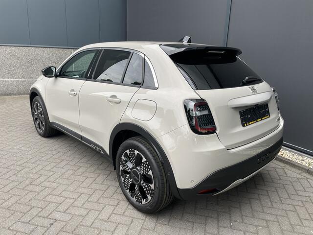 Fiat 600 1.2 Hybrid La Prima Achteruitrijcamera - Airco - Cruise control - Dodehoek detector - Led mistlampen - Navigatie - Parkeersensoren voor en achter - Lichtmetalen velgen 18 inch