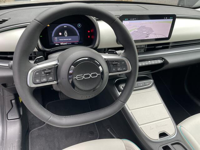 Fiat 600 1.2 Hybrid La Prima Achteruitrijcamera - Airco - Cruise control - Dodehoek detector - Led mistlampen - Navigatie - Parkeersensoren voor en achter - Lichtmetalen velgen 18 inch