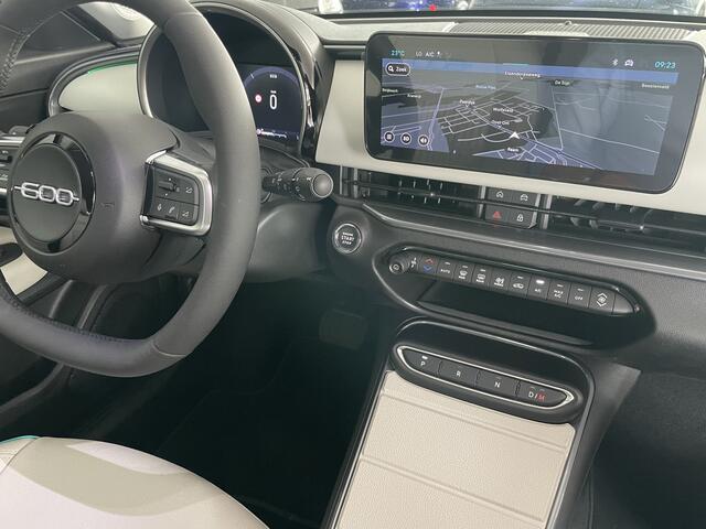 Fiat 600 1.2 Hybrid La Prima Achteruitrijcamera - Airco - Cruise control - Dodehoek detector - Led mistlampen - Navigatie - Parkeersensoren voor en achter - Lichtmetalen velgen 18 inch