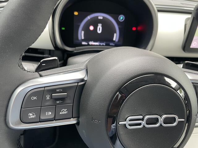 Fiat 600 1.2 Hybrid La Prima Achteruitrijcamera - Airco - Cruise control - Dodehoek detector - Led mistlampen - Navigatie - Parkeersensoren voor en achter - Lichtmetalen velgen 18 inch