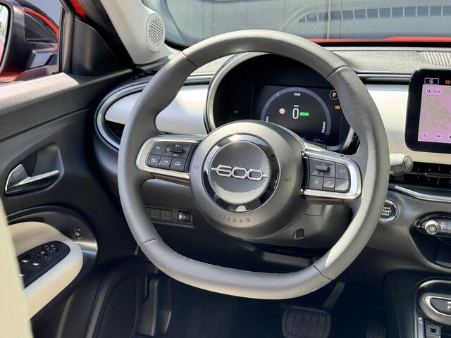 Fiat 600 600e La Prima 54 kWh | Lederen bekleding | Elektr. achterklep | Zeer compleet | Prijs is rijklaar