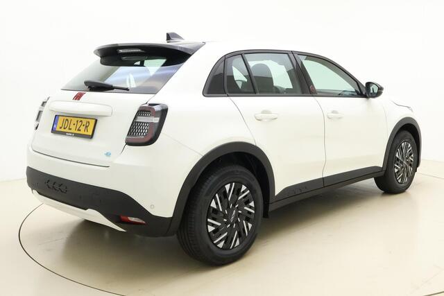 Fiat 600 600e RED 54 kWh | Navigatie via Carplay | 3-fase lader | Parkeersensoren achter | Keyless start | Cruise control