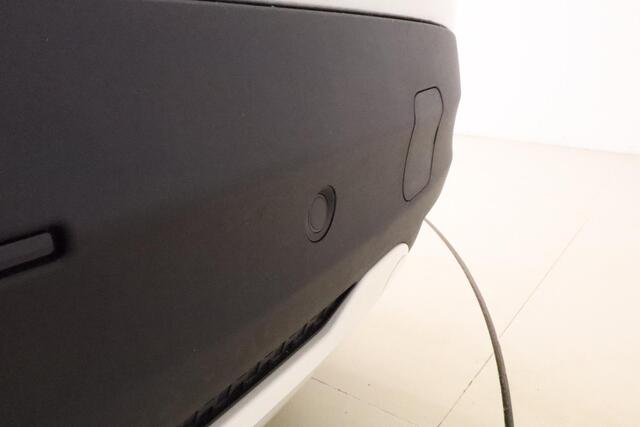 Fiat 600 600e RED 54 kWh | Navigatie via Carplay | 3-fase lader | Parkeersensoren achter | Keyless start | Cruise control