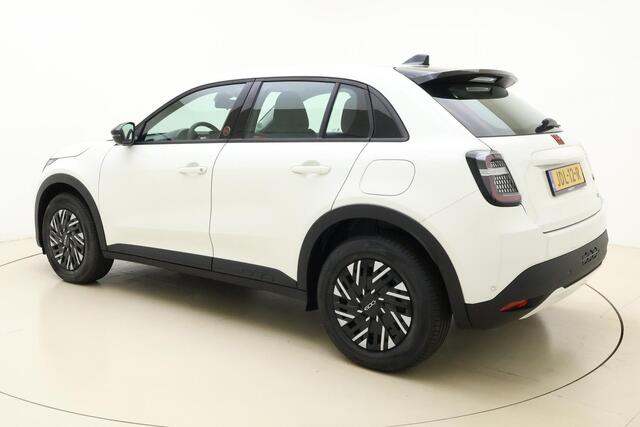 Fiat 600 600e RED 54 kWh | Navigatie via Carplay | 3-fase lader | Parkeersensoren achter | Keyless start | Cruise control