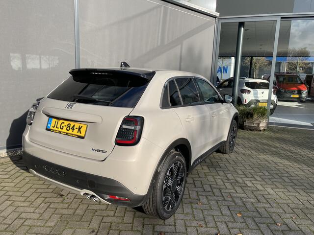 Fiat 600 1.2 Hybrid La Prima 136 pk Achteruitrijcamera - Airco - Apple carplay - Bluetooth - Cruise control - Navigatiesysteem - Parkeersensoren voor en achter - Dodehoek detector - Keyless start and entry - Voorstoelen verwarmd - Mistlampen voor - Stuur multifun