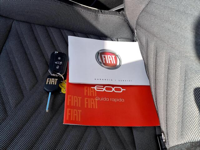 Fiat 600 1.2 Hybrid Urban Automaat / Navigatie via Android Auto/Apple Carplay / Airco / Parkeersensor Achter / DAB / Stof/Lederen Bekleding