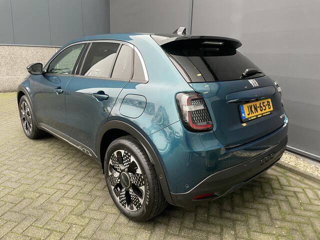 Fiat 600 1.2 Hybrid La Prima 136 pk Achteruitrijcamera - Airco - Apple carplay - Bluetooth - Cruise control - Navigatiesysteem - Parkeersensoren voor en achter - Dodehoek detector - Keyless start and entry - Voorstoelen verwarmd - Mistlampen voor - Stuur multifun