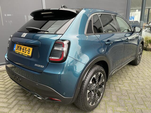 Fiat 600 1.2 Hybrid La Prima 136 pk Achteruitrijcamera - Airco - Apple carplay - Bluetooth - Cruise control - Navigatiesysteem - Parkeersensoren voor en achter - Dodehoek detector - Keyless start and entry - Voorstoelen verwarmd - Mistlampen voor - Stuur multifun