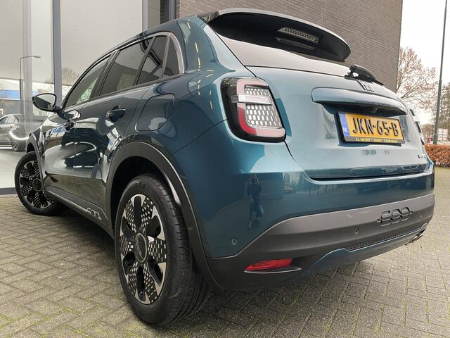 Fiat 600 1.2 Hybrid La Prima 136 pk Achteruitrijcamera - Airco - Apple carplay - Bluetooth - Cruise control - Navigatiesysteem - Parkeersensoren voor en achter - Dodehoek detector - Keyless start and entry - Voorstoelen verwarmd - Mistlampen voor - Stuur multifun