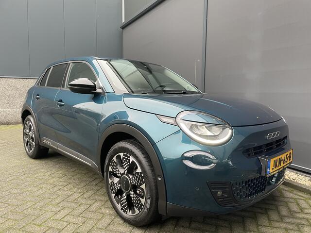 Fiat 600 1.2 Hybrid La Prima 136 pk Achteruitrijcamera - Airco - Apple carplay - Bluetooth - Cruise control - Navigatiesysteem - Parkeersensoren voor en achter - Dodehoek detector - Keyless start and entry - Voorstoelen verwarmd - Mistlampen voor - Stuur multifun