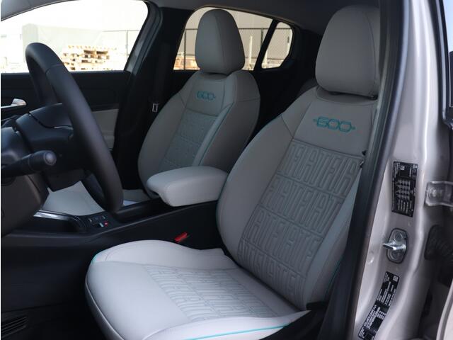 Fiat 600 600e La Prima 54 kWh | Navi | Camera | Carplay | 18"