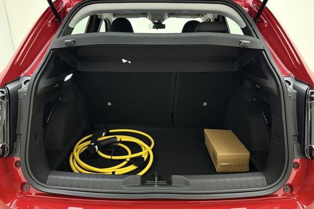 Fiat 600 600e RED 54 kWh | NIEUW | RUIM ¤ 10.000 REGISTRATIEVOORDEEL! | Climate control | DAB Radio | Keyless start | Hoge instap | Parkeersensoren | Snel rijden