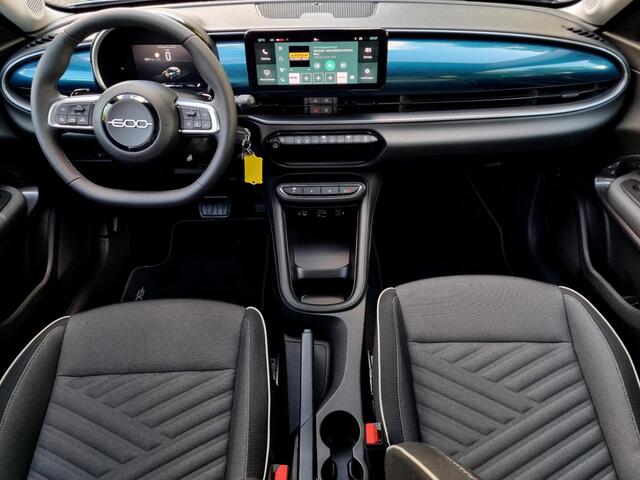 Fiat 600 Hybrid Urban Automaat / Navigatie via Android Auto/Apple Carplay / Airco / Parkeersensor Achter / DAB / Stof/Lederen Bekleding