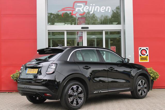 Fiat 600 1.2 Hybrid 110PK AUTOMAAT URBAN | STOEL/VOORRUIT VERWARMING | KEYLESS ENTRY/START | 17" LICHTEMATELN VELGEN | DRAADLOZE TELEFOONLADER | DRAADLOZE APPLE CARPLAY/ANDROID AUTO | NAVIGATIE | DAB+ RADIO | PARKEERSENSOREN VOOR + ACHTER | ACHTERUITRIJ CAMERA | C
