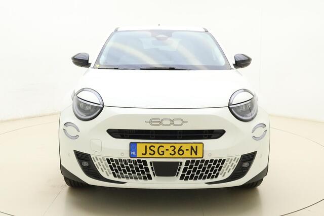 Fiat 600 1.2 Hybrid La Prima | Camera | Elektrische achterklep | 18'' lichtmetalen velgen | Lederen bekleding | Stoelmassage