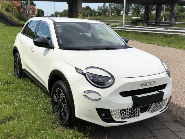 Fiat 600 1.2 Hybrid Icon AUTOMAAT|NAVI|CLIMATE|APPLE/ANDROID|CAMERA|PDC|17"