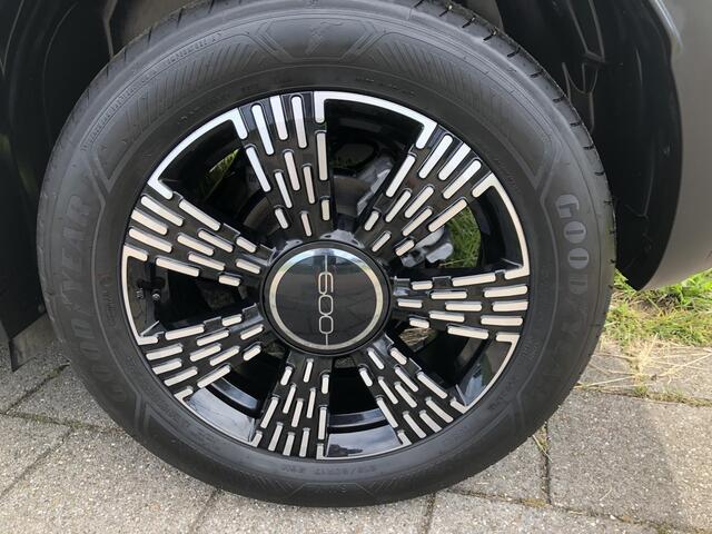 Fiat 600 1.2 Hybrid Icon AUTOMAAT|NAVI|CLIMATE|APPLE/ANDROID|CAMERA|PDC|17"
