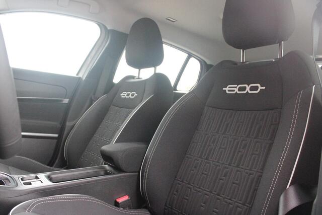 Fiat 600 1.2 Hybrid 110PK AUTOMAAT URBAN | STOEL/VOORRUIT VERWARMING | KEYLESS ENTRY/START | 17" LICHTEMATELN VELGEN | DRAADLOZE TELEFOONLADER | DRAADLOZE APPLE CARPLAY/ANDROID AUTO | NAVIGATIE | DAB+ RADIO | PARKEERSENSOREN VOOR + ACHTER | ACHTERUITRIJ CAMERA | C