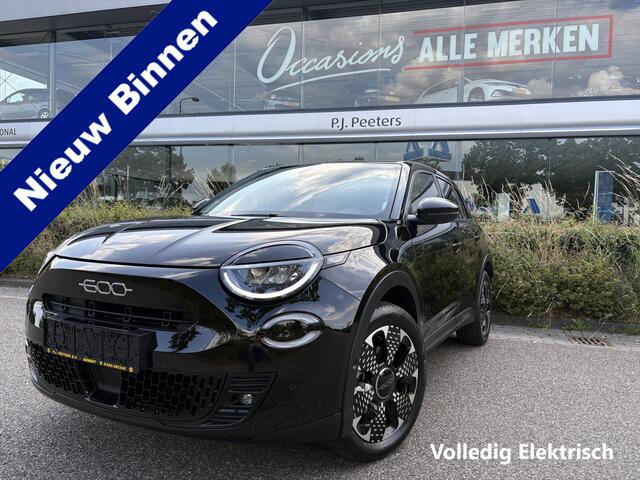 Fiat 600 600e La prima 54 Kwh Achteruitrijcamera - Apple carplay - Navigatie - Cruise control - Stoelverwarming - Climate control - Parkeersensoren - Lederen bekleding - Bluetooth - Licht metalen velgen 18 inch - Mistlamp - Draadloze telefoonoplader - Stuurwiel mu