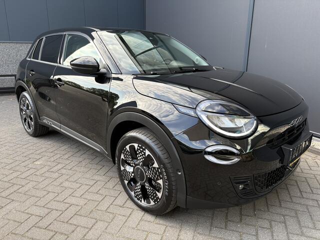 Fiat 600 600e La prima 54 Kwh Achteruitrijcamera - Apple carplay - Navigatie - Cruise control - Stoelverwarming - Climate control - Parkeersensoren - Lederen bekleding - Bluetooth - Licht metalen velgen 18 inch - Mistlamp - Draadloze telefoonoplader - Stuurwiel mu