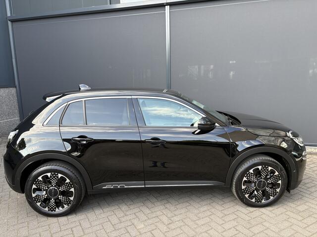 Fiat 600 600e La prima 54 Kwh Achteruitrijcamera - Apple carplay - Navigatie - Cruise control - Stoelverwarming - Climate control - Parkeersensoren - Lederen bekleding - Bluetooth - Licht metalen velgen 18 inch - Mistlamp - Draadloze telefoonoplader - Stuurwiel mu