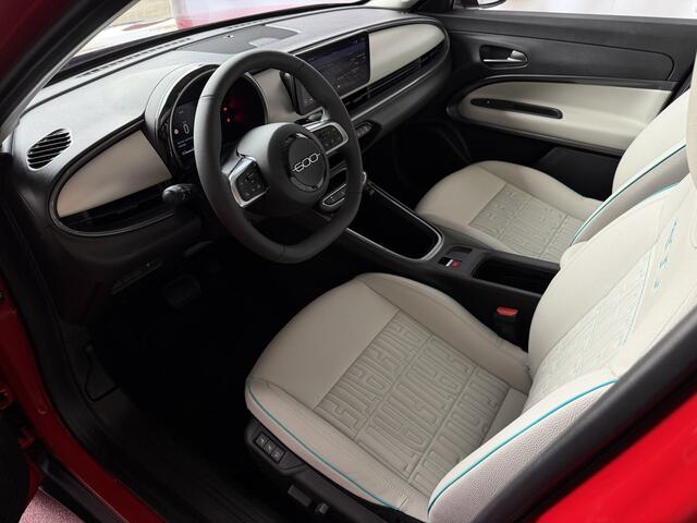 Fiat 600 1.2 HYBRID LA PRIMA CAMERA CARPLAY ADAP.CRUISE STOELVERW. ELEK.KLEP LEER MASSAGE ELEK.STOEL 18''LMV ? Top Auto Fiat Wijchen , 30 Jaar ervaring in Fiat , Wij leveren de : Icon / La Prima / Pop / Sport . Urban / Benzine / Hybrid . Met Fabrieksgarantie ?