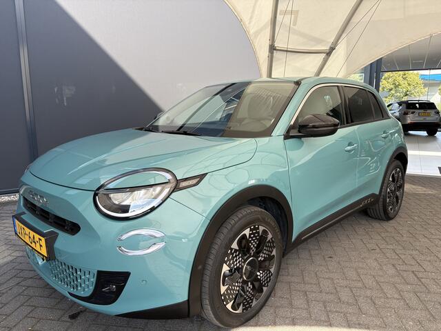 Fiat 600 1.2 Hybrid La Prima Achteruitrijcamera - Apple carplay - Airco - parkeersensoren - Navigatie - Dodehoek detector - Draadloze telefoonoplader - Stoelverwarming - Voorstoelen met massagefunctie - Bluetooth - Cruise control - Keyless start and entry - Led ve