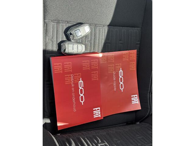 Fiat 600 1.2 Hybrid Icon / Apple Carplay & Android Auto / Cruise Control / Keyless Entry / Achteruitrijcamera / Parkeersensoren voor & achter / Airco /