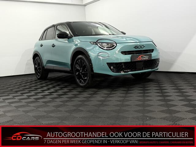 Fiat 600 1.2 Hybrid Sport 145PK Camera, Apple carplay, Rijstrook correctie, velgen, Stoelmassage, Verstelbare stoelen, Stoelverwarming, Cruise control adaptief, 2 Jaar garantie