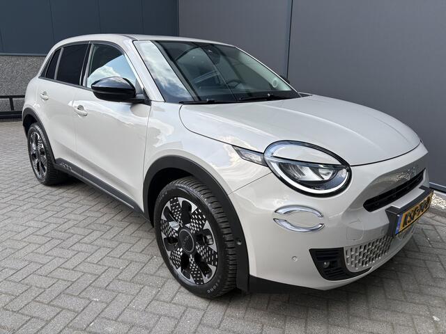 Fiat 600 600e La Prima 54 kWh Achteruitrijcamera - Apple carplay - Draadloze telefoonoplader - Parkeersensoren - Navigatie - Airco - Stoelverwarming - Voorstoelen met massagefunctie - Licht metalen velgen 18 inch - Keyles Cruise control - Dodehoek detector - Extra