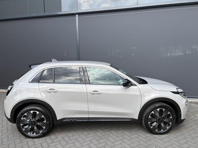 Fiat 600 600e La Prima 54 kWh Achteruitrijcamera - Apple carplay - Draadloze telefoonoplader - Parkeersensoren - Navigatie - Airco - Stoelverwarming - Voorstoelen met massagefunctie - Licht metalen velgen 18 inch - Keyles Cruise control - Dodehoek detector - Extra
