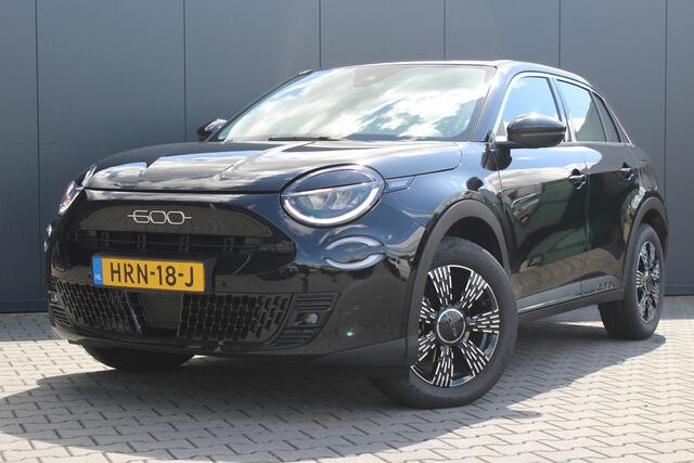 Fiat 600 1.2 Hybrid Urban | Incl. 12 Maanden garantie | Stoelverwarming | Cruise | Airco | Apple Carplay/ Android Auto | Parkeersensoren | Parkeer Camera | Navigatie | Bluetooth |