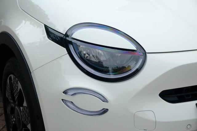 Fiat 600 1.2 Hybrid 110pk DCT6 La Prima | Navi | App Connect | Adaptive Cruise | Climate | Keyless | Camera | Leder | Elektrische Achterklep
