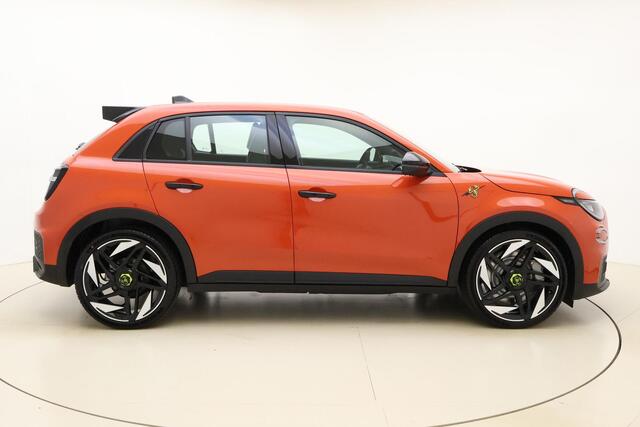 Fiat Abarth 600e Turismo 54 kWh | 20'' lichtmetalen velgen | Sabelt sportstoelen | Zwarte hemelbekleding | Alcantara sportstuur | Sperdifferentieel | Uit voorraad leverbaar!