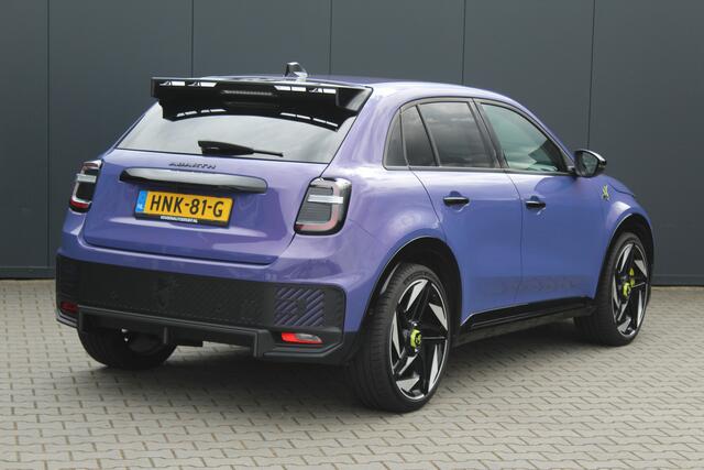 Fiat Abarth 600e Scorpionissima 54 kWh 282PK | Fabrieksgarantie | Kuipstoelen | 20" LMV | LED | Camera | Adaptive cruise | Half leder/alcantara | Voorruit verwarming | Keyless entry en go | Dodehoek detectie | Navigatie |