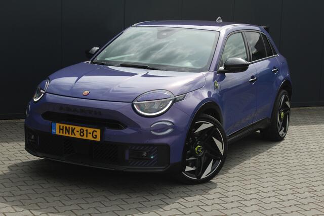 Fiat Abarth 600e Scorpionissima 54 kWh 282PK | Fabrieksgarantie | Kuipstoelen | 20" LMV | LED | Camera | Adaptive cruise | Half leder/alcantara | Voorruit verwarming | Keyless entry en go | Dodehoek detectie | Navigatie |