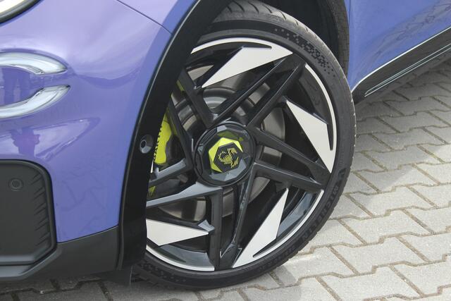 Fiat Abarth 600e Scorpionissima 54 kWh 282PK | Fabrieksgarantie | Kuipstoelen | 20" LMV | LED | Camera | Adaptive cruise | Half leder/alcantara | Voorruit verwarming | Keyless entry en go | Dodehoek detectie | Navigatie |