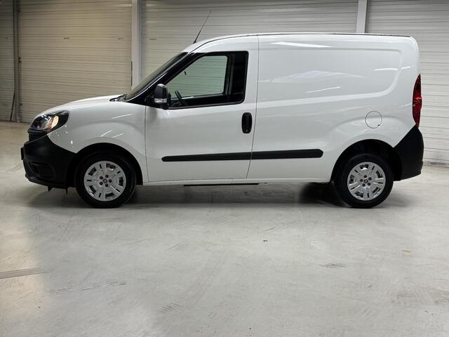 Fiat DOBLO Cargo 1.6 MJ L1H1 / Cruise control / Navigatiesysteem full map / Zijschuifdeur rechts / Airco / NAP /