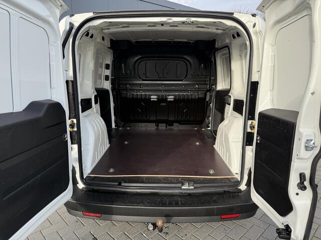 Fiat DOBLO Cargo 1.6 MJ 105 PK / L1H1 / 1e EIG. / AIRCO / CRUISE / TREKHAAK / NAVI / 3-ZITS