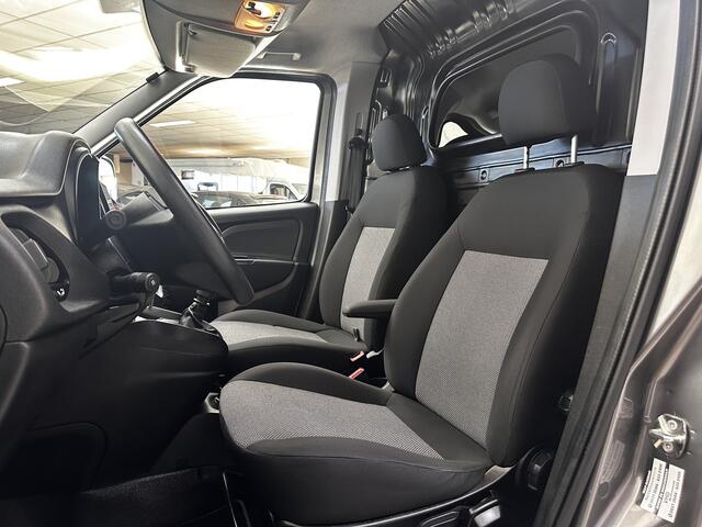 Fiat DOBLO Cargo 1.6 MJ L2H1 Maxi Pro Edition/ Zij-Schuifdeur Rechts/ Apple + Android/ Camera/ Airco/ Cruise/ Elek. pakket/ Bluetooth/ Armsteun/ Multi. LEDER. Stuur/ PDC/ Dagrijverl.