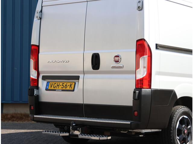 Fiat DUCATO 30 2.3 120PK MultiJet L2H2 | Navigatie | Achteruitrijcamera | Parkeersensoren Achter | Zijschuifdeur Rechts | Trekhaak | Houten Laadruimte Betimmering | Climate Control | Cruise Control | Sidebars | Achteropstap