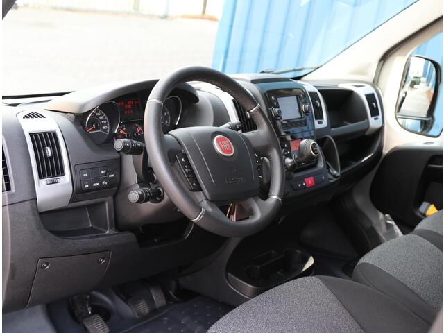 Fiat DUCATO 30 2.3 120PK MultiJet L2H2 | Navigatie | Achteruitrijcamera | Parkeersensoren Achter | Zijschuifdeur Rechts | Trekhaak | Houten Laadruimte Betimmering | Climate Control | Cruise Control | Sidebars | Achteropstap